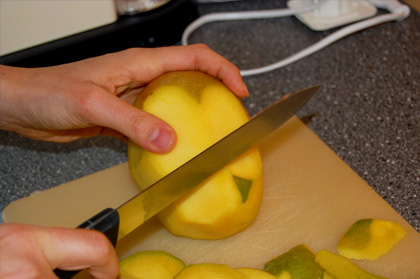 Mango Schale mit Messer abschneiden