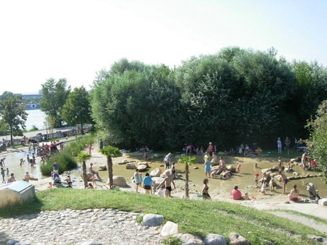 Wasserspielplatz Donauinsel Teich mit Sand