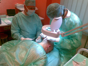 Patient während der FUE-Haartransplantation in Ungarn