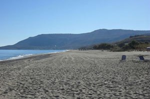 Ein beliebter Sandstrand an der Nordküste von Kreta ist der Episkopi Beach
