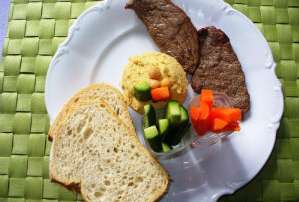 Rezept eat4fun: Gegrilltes Fleisch mit Hummus, Fladenbrot und Gemüsesticks