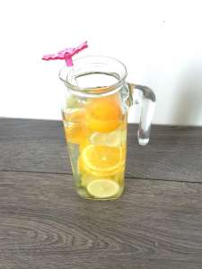 Getränk - Wasser mit Orangen, Melisse und Zitrone