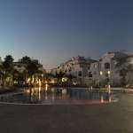 Hotel Carema Beach - Menorca-Anlage-abends