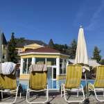 Schlössl Hotel Kindl in Bad Gleichenberg - Pool und Liegen