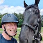 Coach Thomas Brosch zu Pferd