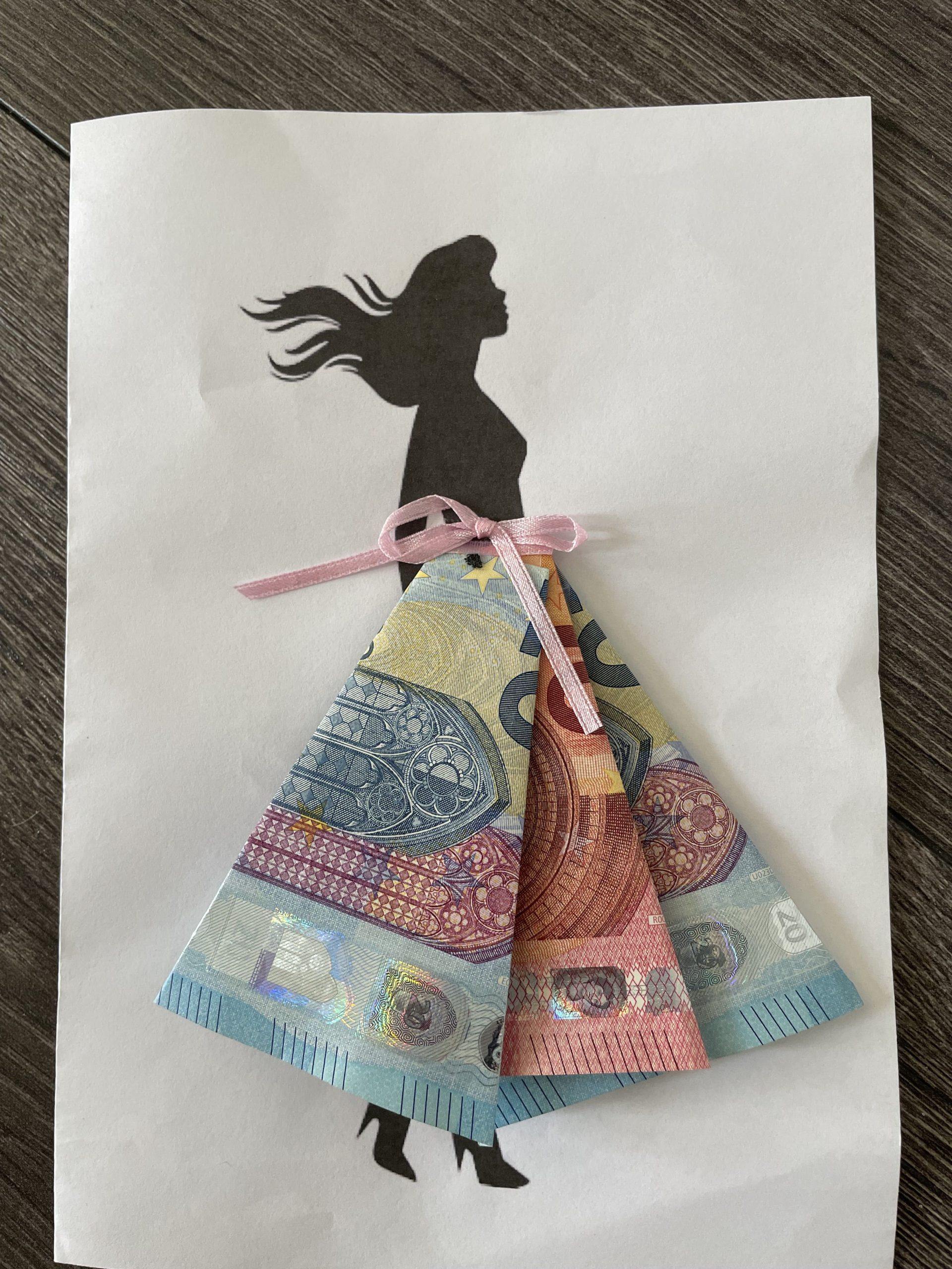 Geldgeschenk Shopping – Geldscheine als Rock falten Geldgeschenk Shopping Geldscheine als Rock falten