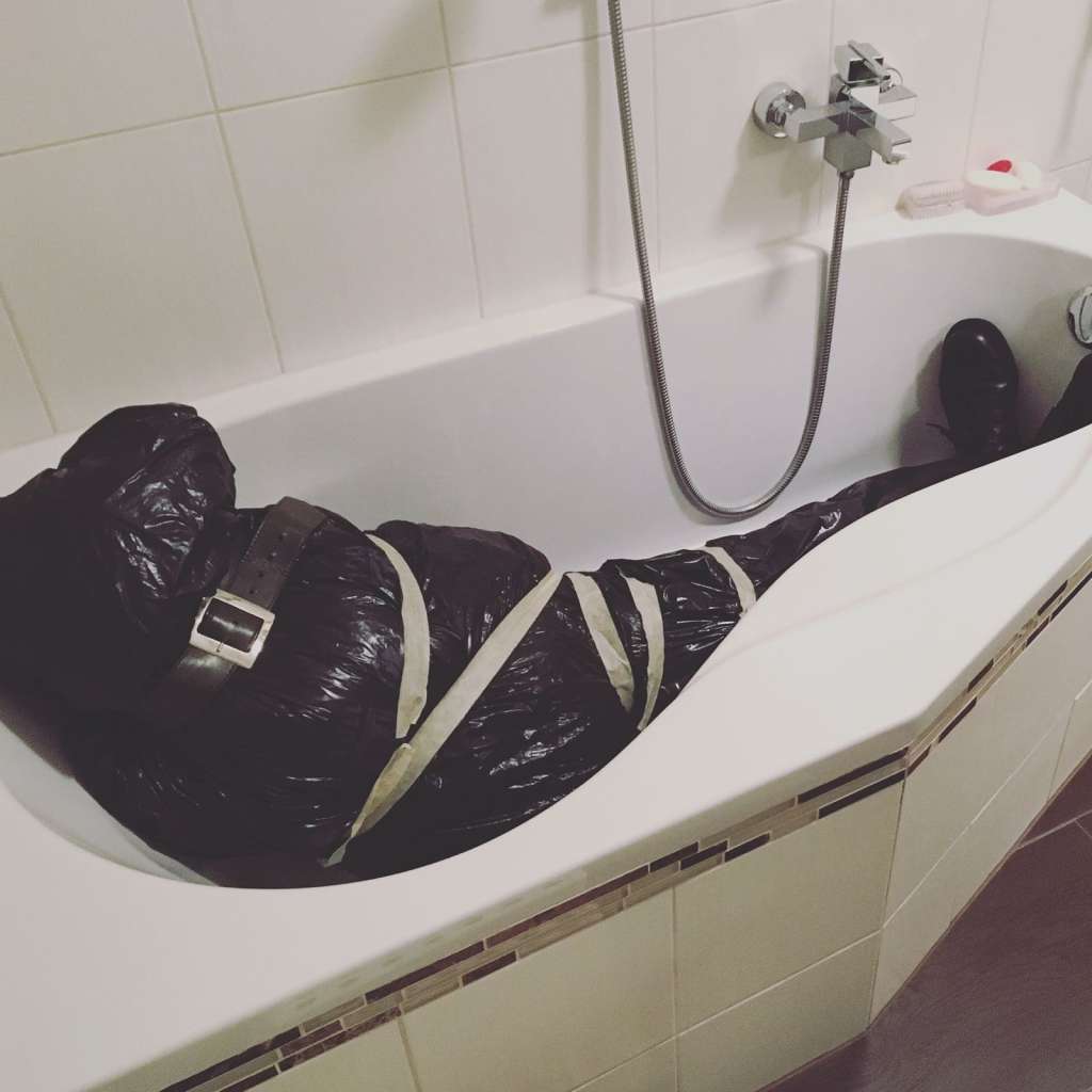 Halloween - Deko: Leiche in der Badewanne